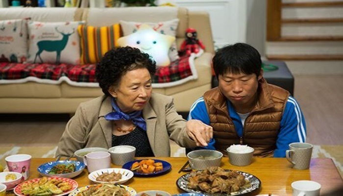 밥챙겨주는엄마.PNG